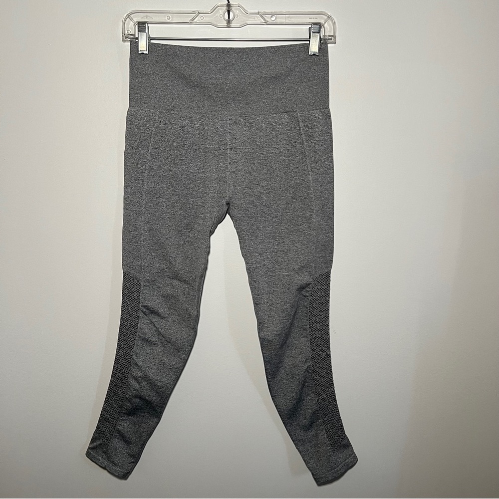 Fabletics Sync Seamless High-Waisted 7/8 Leggings Size M in Grey Heather